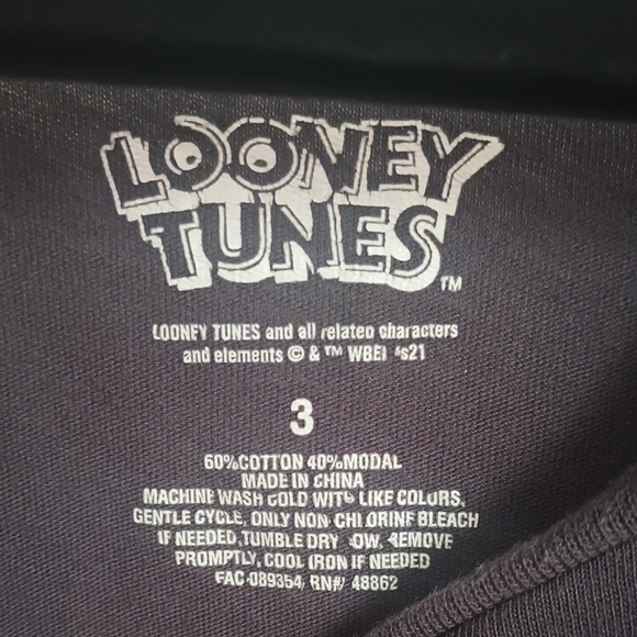 Warner Bros. Gray Long Sleeve Cold Shoulder Top with Bugs Bunny Graphic - Picture 2 of 8